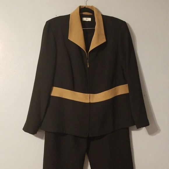 Pant Suit - Picture 5 of 6
